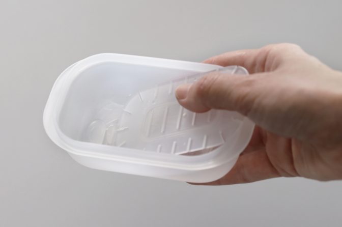 「極 冷凍ごはん容器 小」にWEB限定色「マットクリア」登場＝マーナ