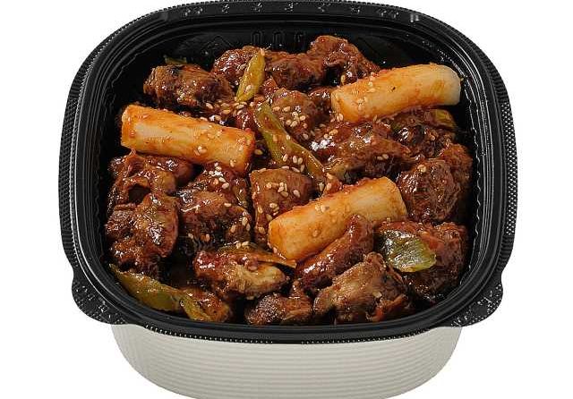 セブンの新商品「韓国風旨辛炭火焼き鳥丼」＝わらべや日洋