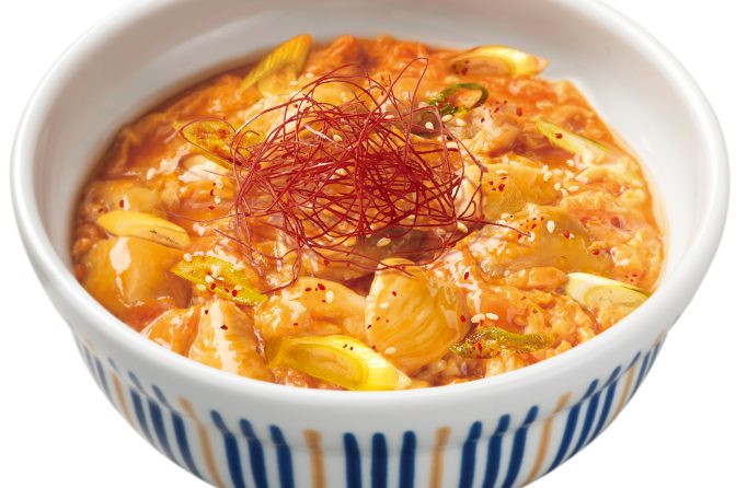 なか卯の親子丼が旨辛に！チゲ風仕立てで夏の食欲を刺激
